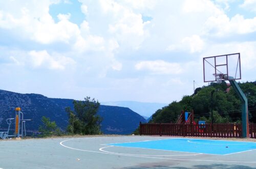 Παρουσίαση οργάνου εκγύμνασης στο γήπεδο μπάσκετ