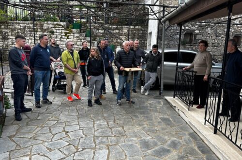 Τα σπίτια άνοιξαν στους Μελιγγούς, για τον “Λάζαρο” – Βίντεο