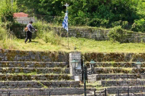 Καθαρισμός της πλατείας του χωριού